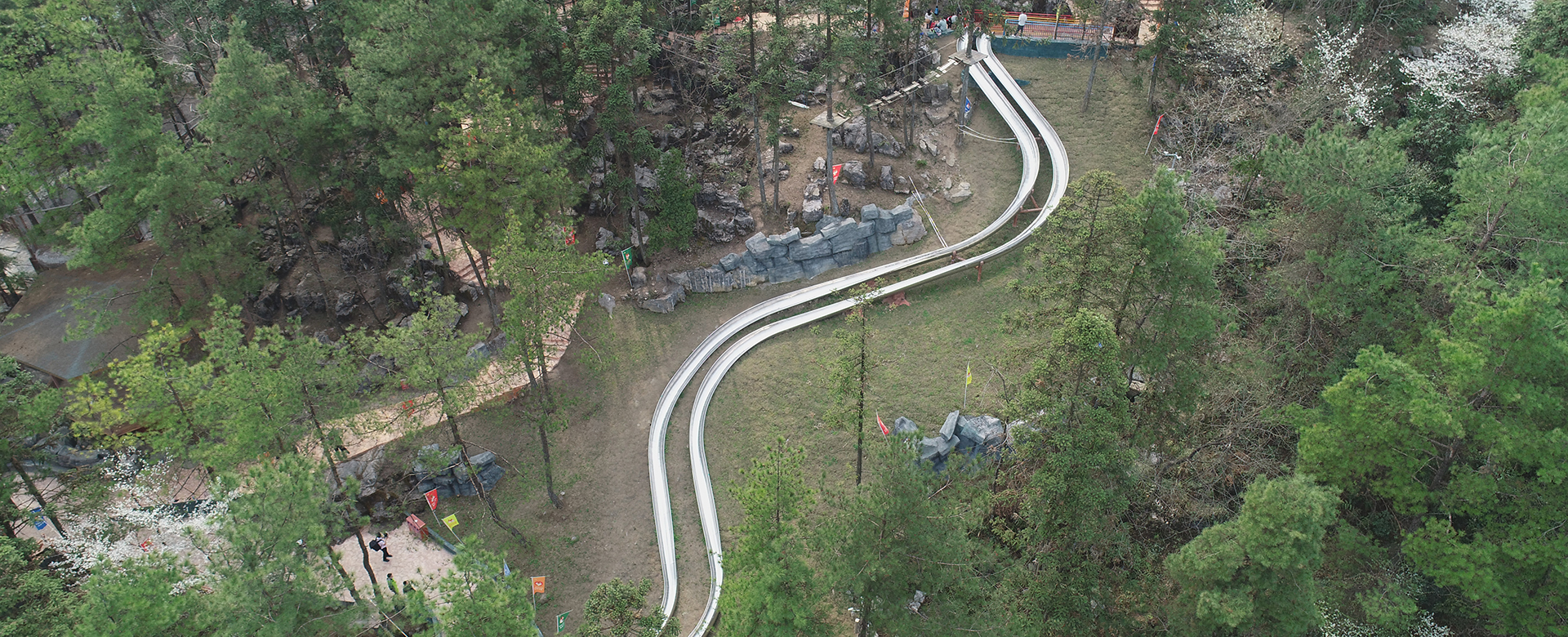 槽式滑道-浙江鵬鳴游樂(lè)設(shè)備有限公司